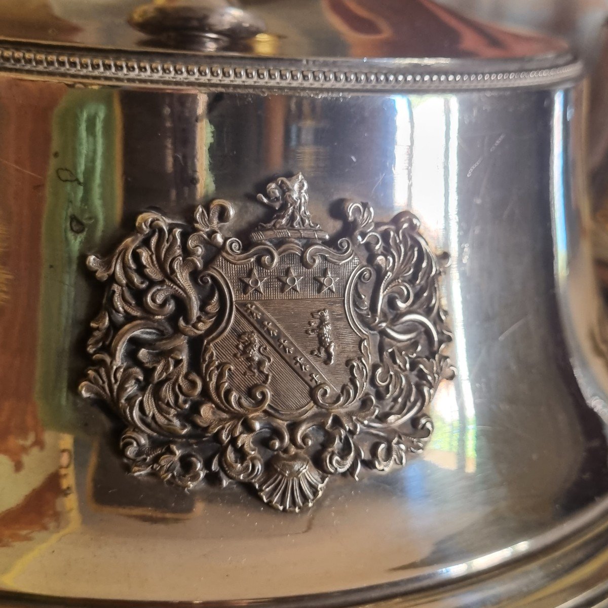 ODIOT - PAIRE DE CLOCHES POUR PLAT EN METAL ARGENTE ARMOIRIES BLASON-photo-4