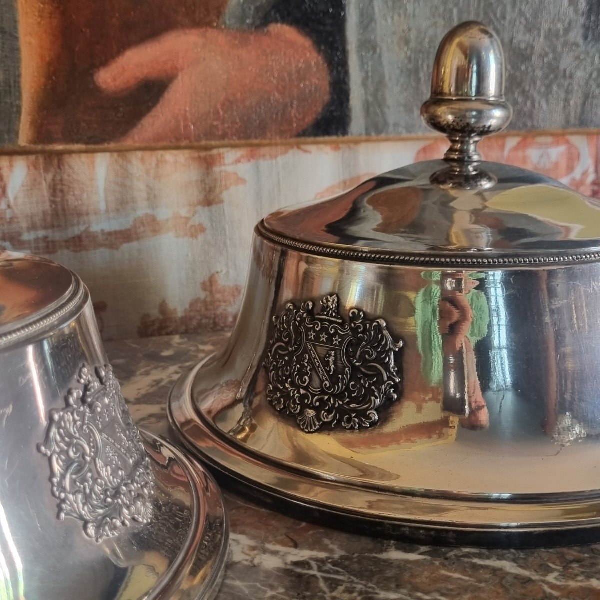 ODIOT - PAIRE DE CLOCHES POUR PLAT EN METAL ARGENTE ARMOIRIES BLASON-photo-5