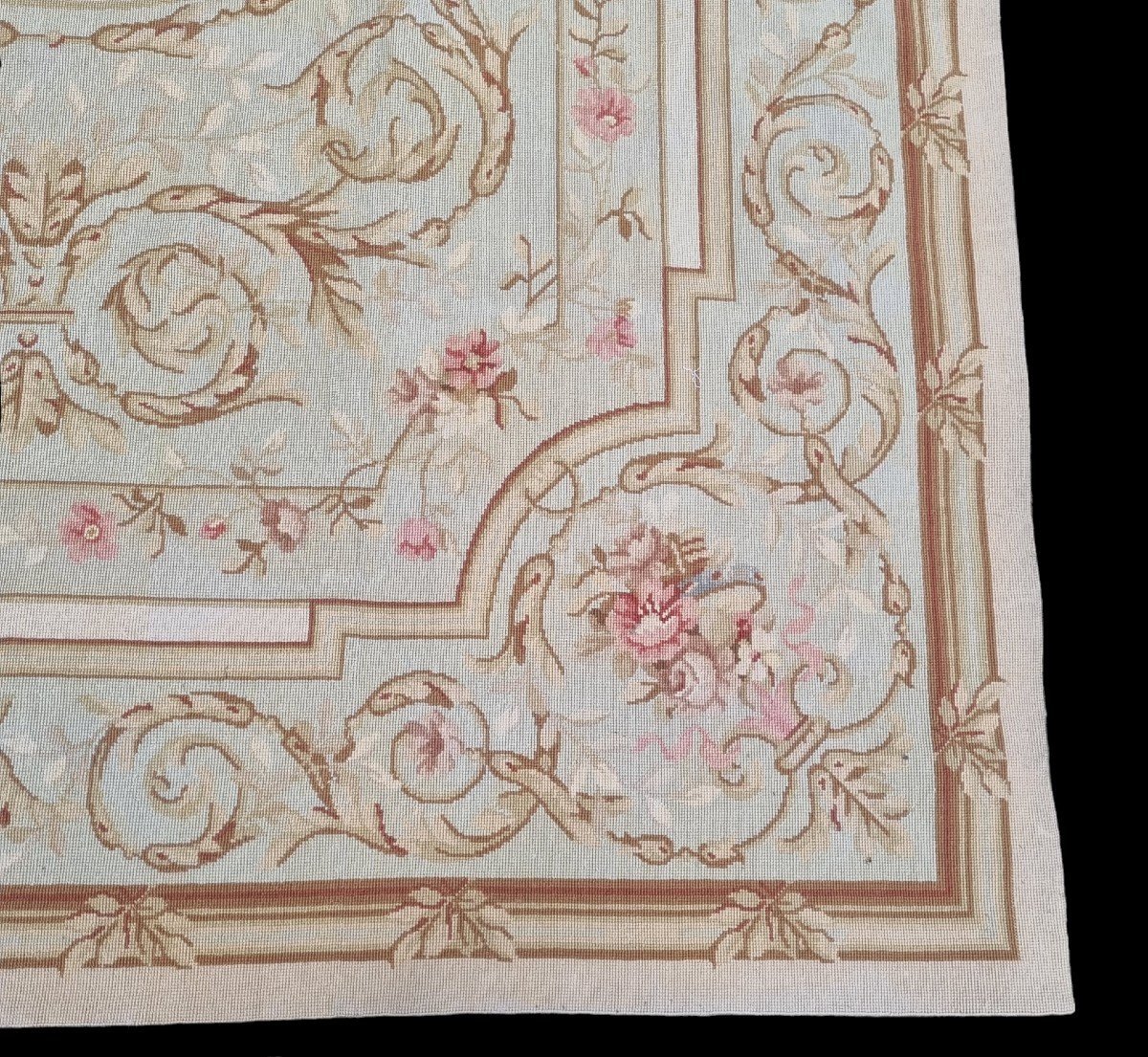 TAPIS AU PETIT POINT  LOUIS XVI  XXe  DANS LE GOÛT AUBUSSON  SAVONNERIE
