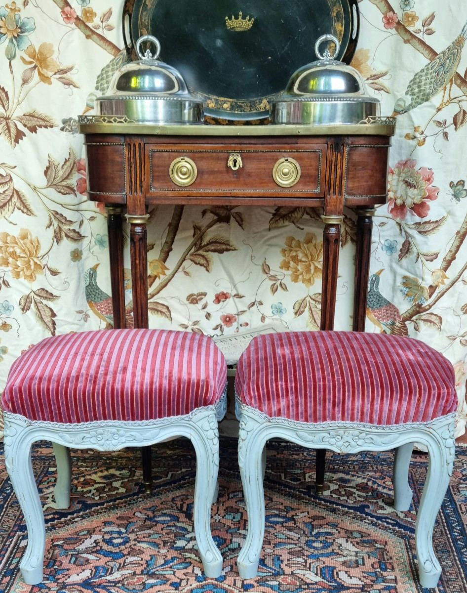 PAIRE DE TABOURETS EN BOIS PEINT DE STYLE LOUIS XV TISSU PIERRE FREY
