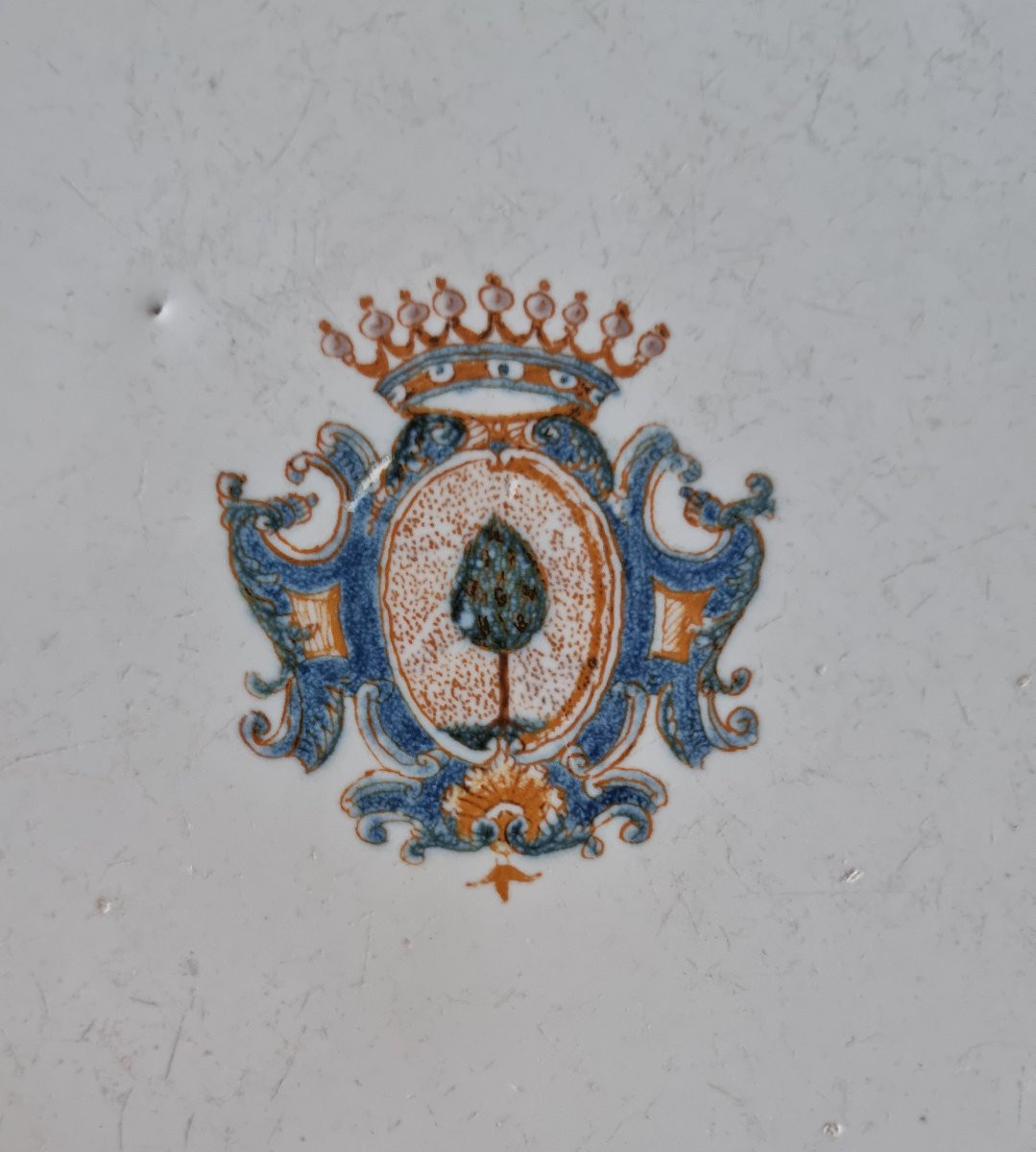 PETIT PLAT EN FAIENCE DE MOUSTIERS ARMORIÉ ARMOIRIES ATELIER OLERYS SIGNÉ PROVENCE-photo-3