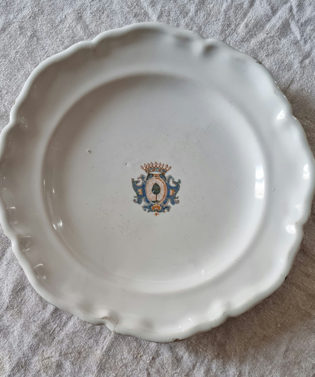 PETIT PLAT EN FAIENCE DE MOUSTIERS ARMORIÉ ARMOIRIES ATELIER OLERYS SIGNÉ PROVENCE