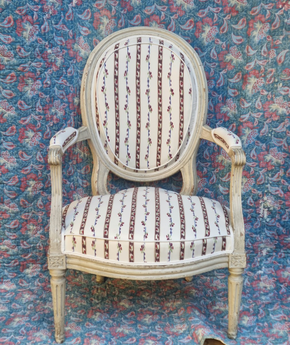 FAUTEUIL CABRIOLET ESTAMPILLÉ PLUVINET ÉPOQUE LOUIS XVI TISSU LE MANACH