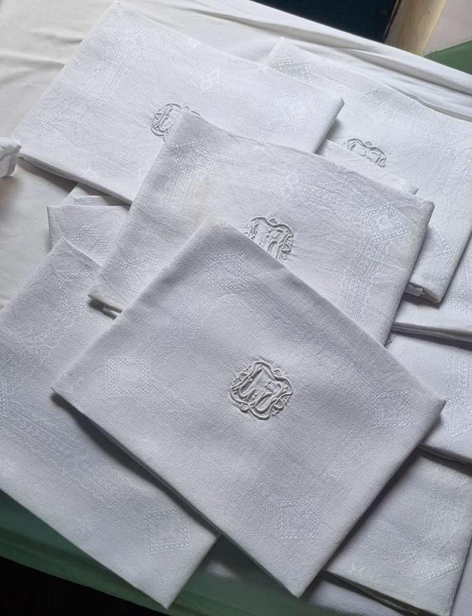 Set Of 10 Napkins In Linen Damask And Embroidered Thread, Early 20th Century