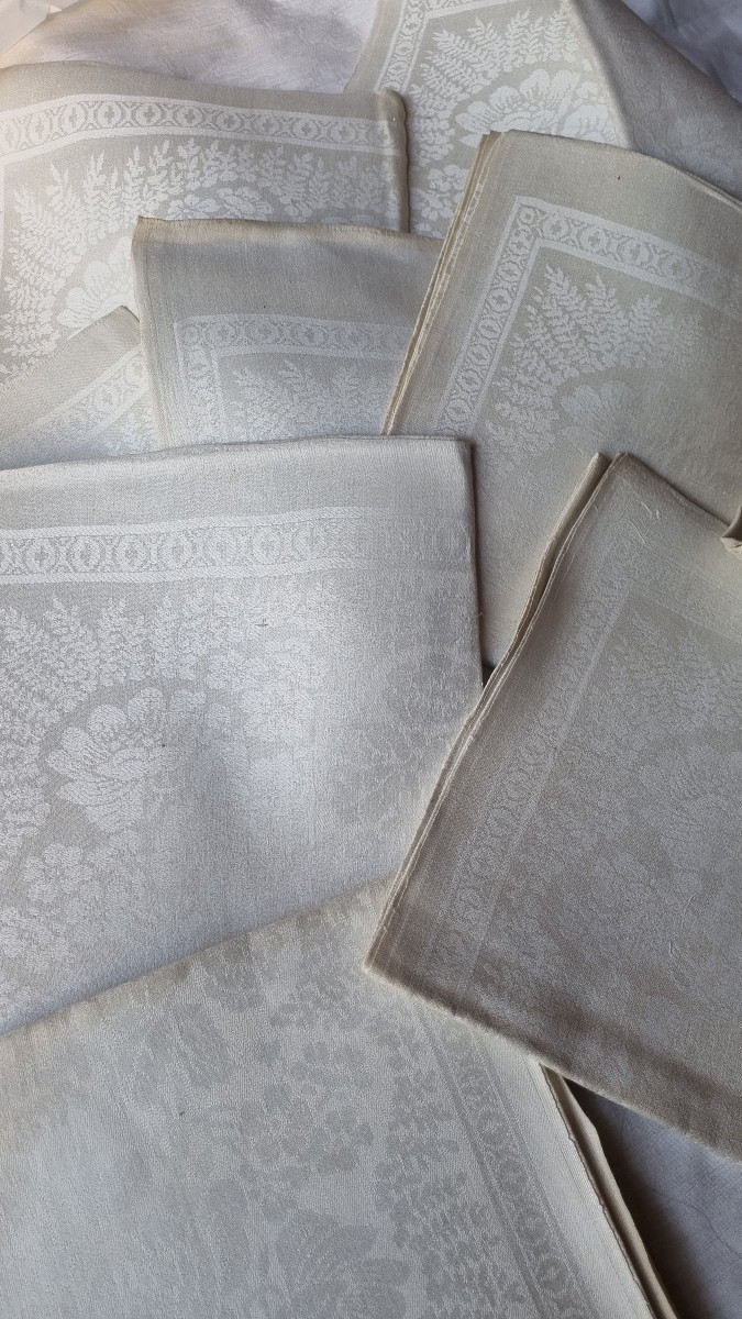 SERVICE DE TABLE NAPPE 5,50 M.ET 18 SERVIETTES EN LIN DAMASSÉ ÉPOQUE NAPOLÉON III 