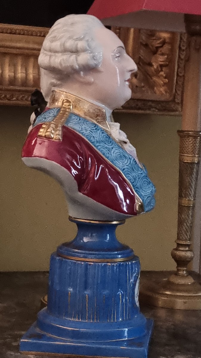 BUSTE DE LOUIS XVI EN PORCELAINE DE PARIS POLYCHROME DANS LE GOUT DE SEVRES ROYALISTE