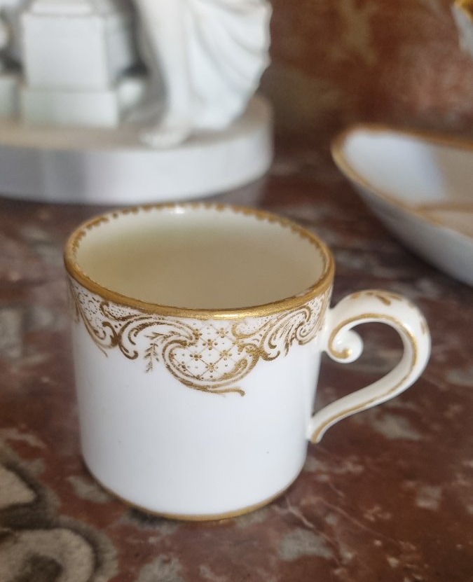 PORCELAINE DE SEVRES VERS 1770 DEMI LITRON TASSE EPOQUE XVIIIe