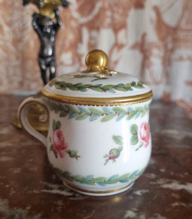 PORCELAINE DE SEVRES XVIIIe POT À JUS SERVICE ROSES ET FEUILLAGE LOUIS XVI  NICOLAS SINSSON