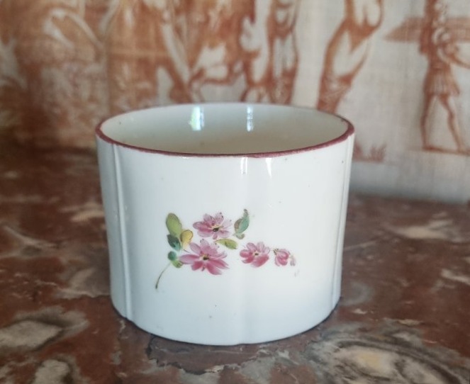 PORCELAINE DE MENNECY POT EPOQUE XVIIIe LOUIS XV DUC DE VILLEROY-photo-1