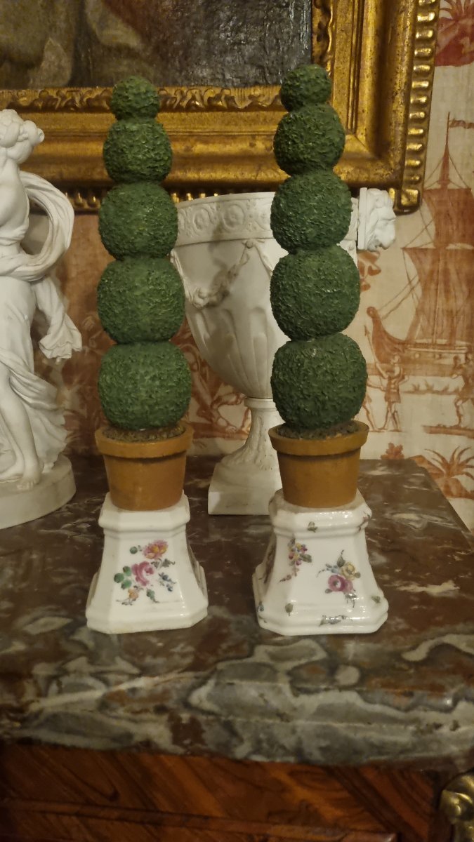 RARE PAIRE DE SOCLES EN PORCELAINE TENDRE DE MENNECY EPOQUE XVIIIe PIEDESTAL