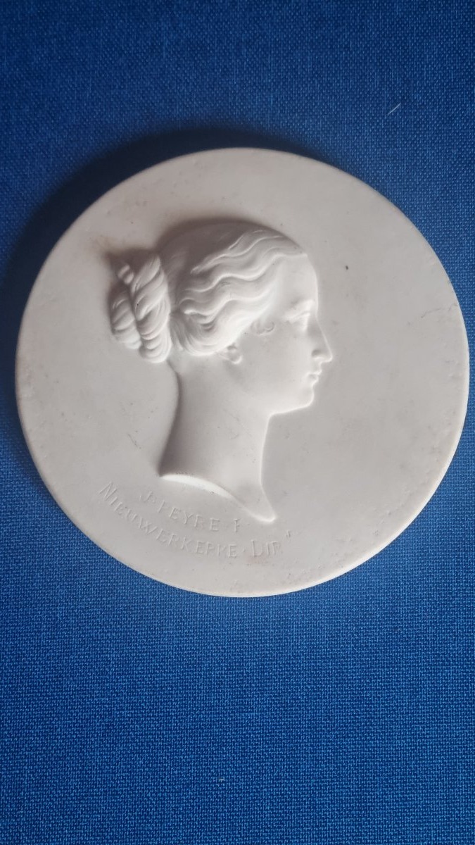 Medallion Depicting Empress Eugénie, Napoleon III Era, Biscuit Porcelain From Sèvres -photo-4
