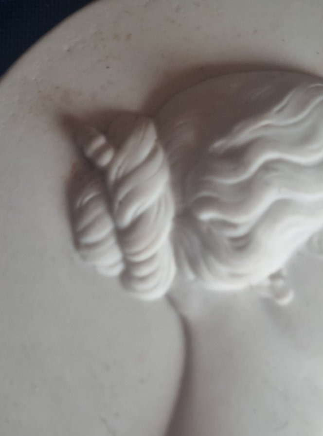 Medallion Depicting Empress Eugénie, Napoleon III Era, Biscuit Porcelain From Sèvres -photo-1