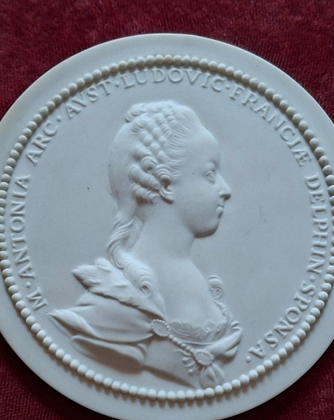 PORCELAINE DE SÈVRES BISCUIT MÉDAILLON PROFIL BUSTE DE MARIE-ANTOINETTE DAUPHINE REINE