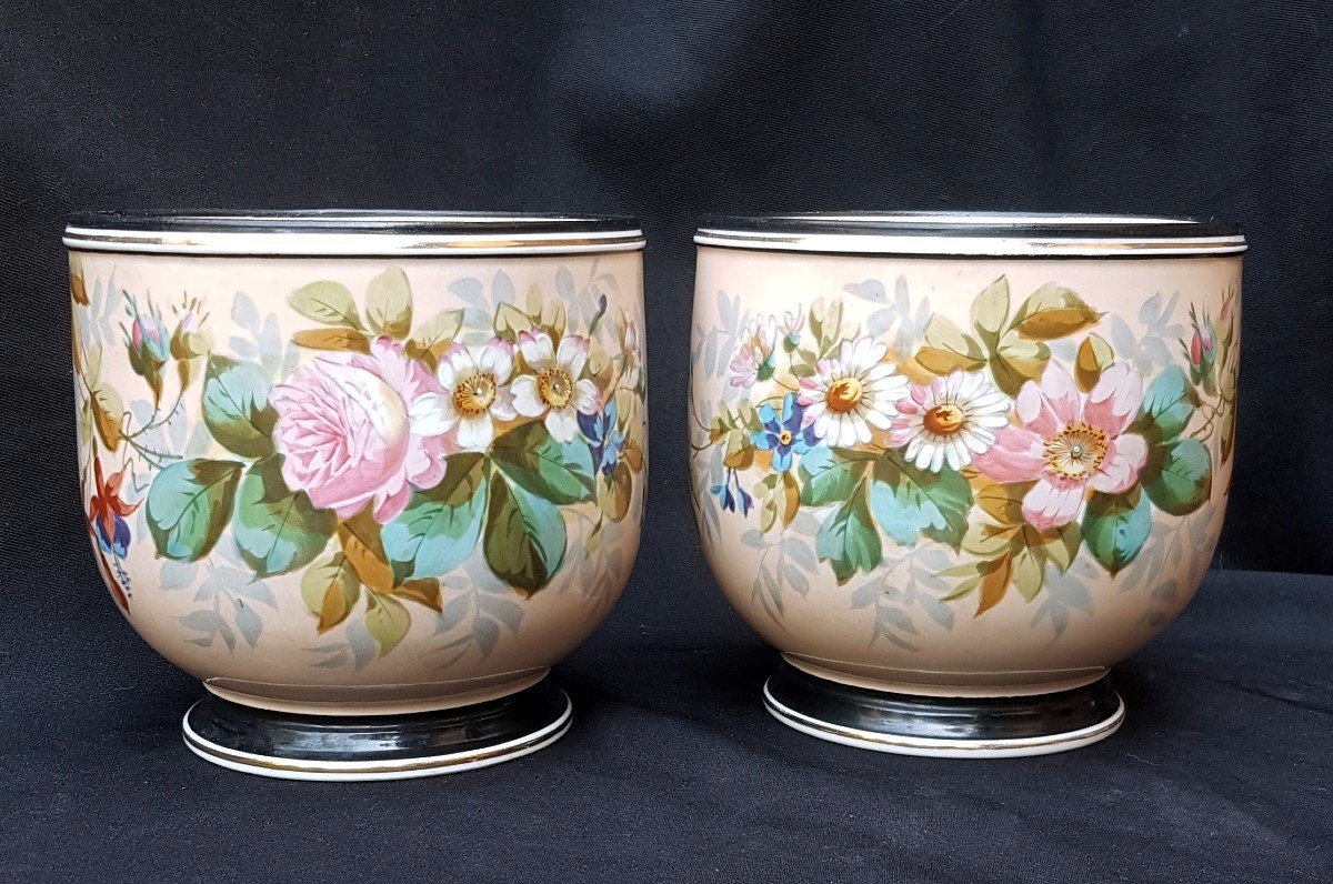 PAIRE DE CACHE-POTS EN PORCELAINE DE PARIS ÉPOQUE NAPOLÉON III