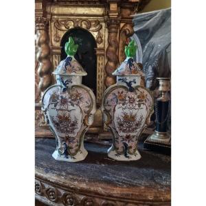 PAIRE DE POTS COUVERTS POTICHE FAIENCE DE DELFT XVIIIe MANUFACTURE DE LA HACHE BIJL