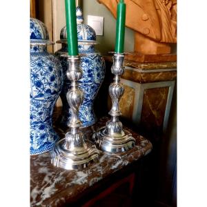 PAIRE DE BOUGEOIRS EN METAL ARGENTÉ BRONZE ARGENTÉ EOOQUE XVIIIe LOUIS XV