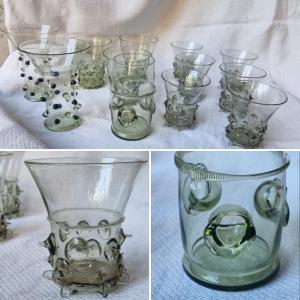 Série de 12 verres à pastilles en verre fumé ou blanc