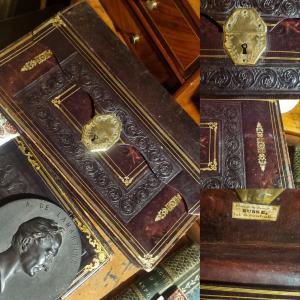 PORTEFEUILLE EN MAROQUIN SUSSE A PARIS VERS 1830/1840