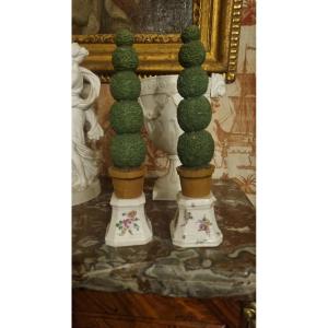 RARE PAIRE DE SOCLES EN PORCELAINE TENDRE DE MENNECY EPOQUE XVIIIe PIEDESTAL