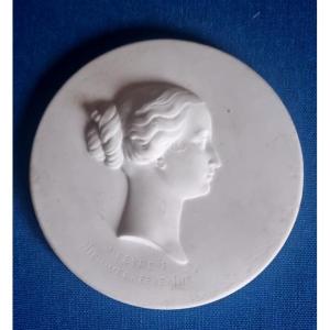 MEDAILLON PROFIL DE L'IMPÉRATRICE EUGÉNIE EPOQUE NAPOLÉON III PORCELAINE BISCUITVDE SÈVRES
