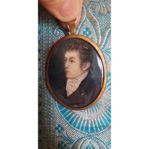 MINIATURE PORTRAIT DE JEUNE HOMME À LA REDINGOTE XIXe