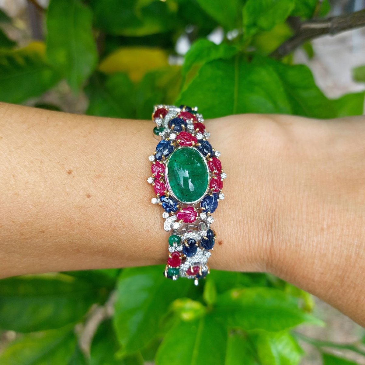 Bracelet Tutti Frutti "rêve indien", cabochon d'émeraude, rubis, saphirs et diamants, or 18k-photo-2