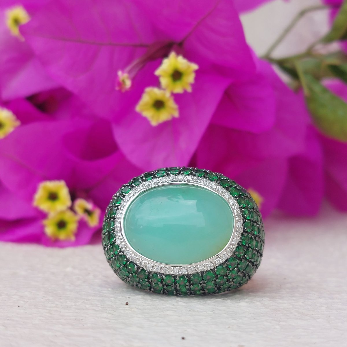 Bague boule "Menthe", cabochon de quartz vert, diamants et tsavorites-photo-3