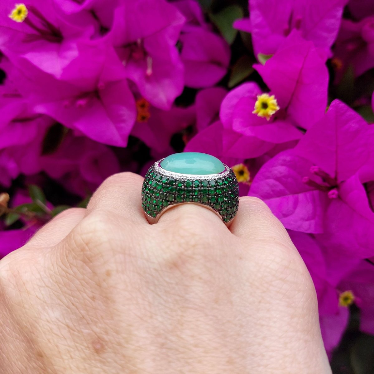 Bague boule "Menthe", cabochon de quartz vert, diamants et tsavorites-photo-5