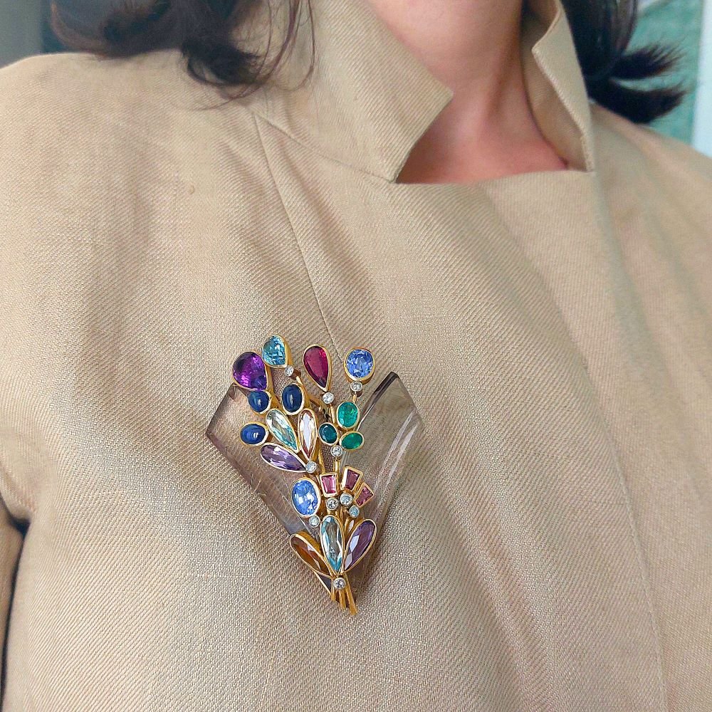 Broche bouquet en or jaune 18k, cristal de roche rutilé et pierres de couleur-photo-2