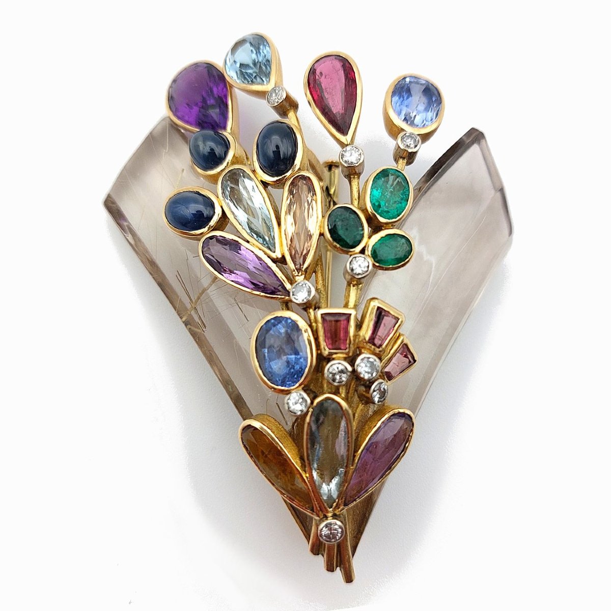 Broche bouquet en or jaune 18k, cristal de roche rutilé et pierres de couleur
