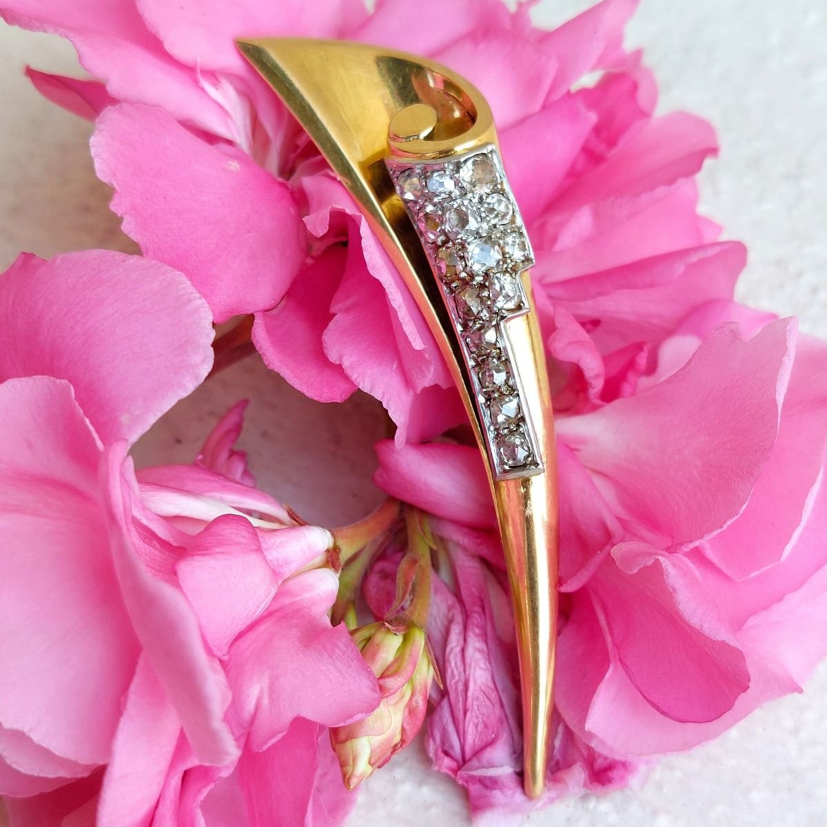 1940s Brooch In A Coiled Leaf Design—18k Gold And Diamonds-photo-3