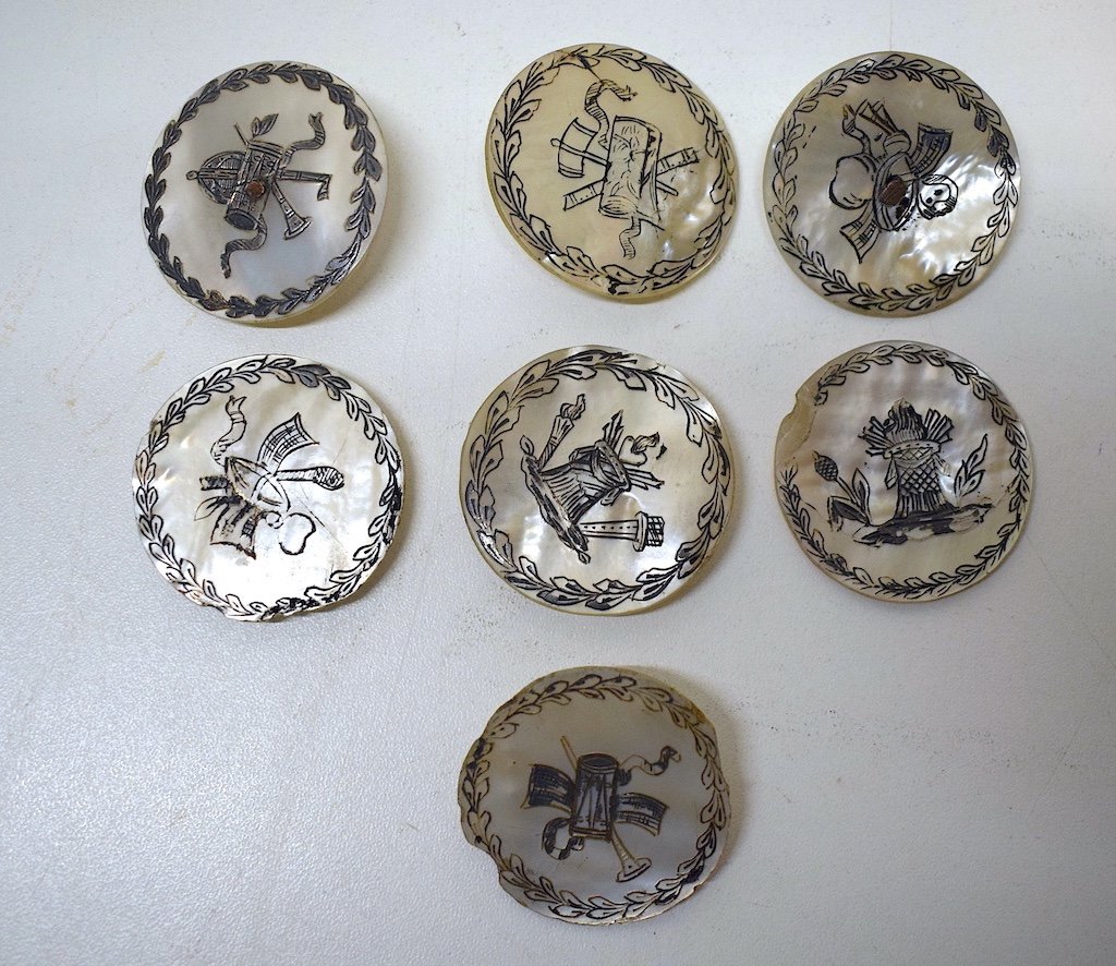 Lot De 7 Anciens  Bouton Nacre Grav&eacute; XVIII &eacute;me  France 36 mm Ref507