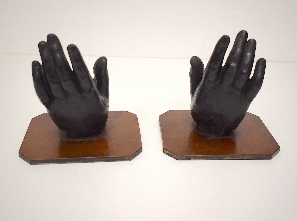 Sculpture Paire de mains en fonte de fer socle en bois pressé serre livres REF1184-photo-5
