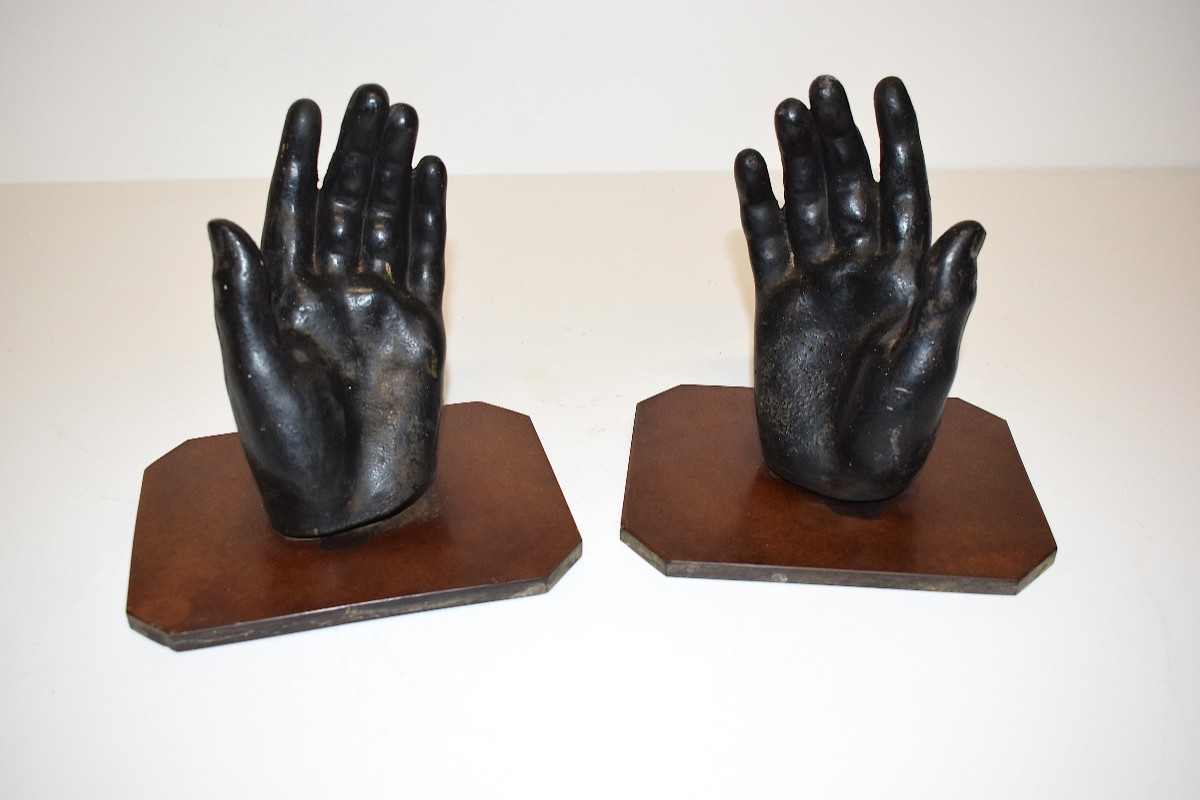 Sculpture Paire de mains en fonte de fer socle en bois pressé serre livres REF1184-photo-7