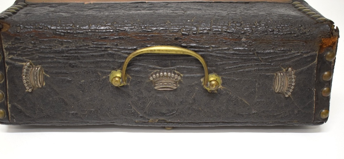 Coffret LOUIS XIV  bois cuir   laiton et bronze couronne comtale et monogramme ref1188-photo-2