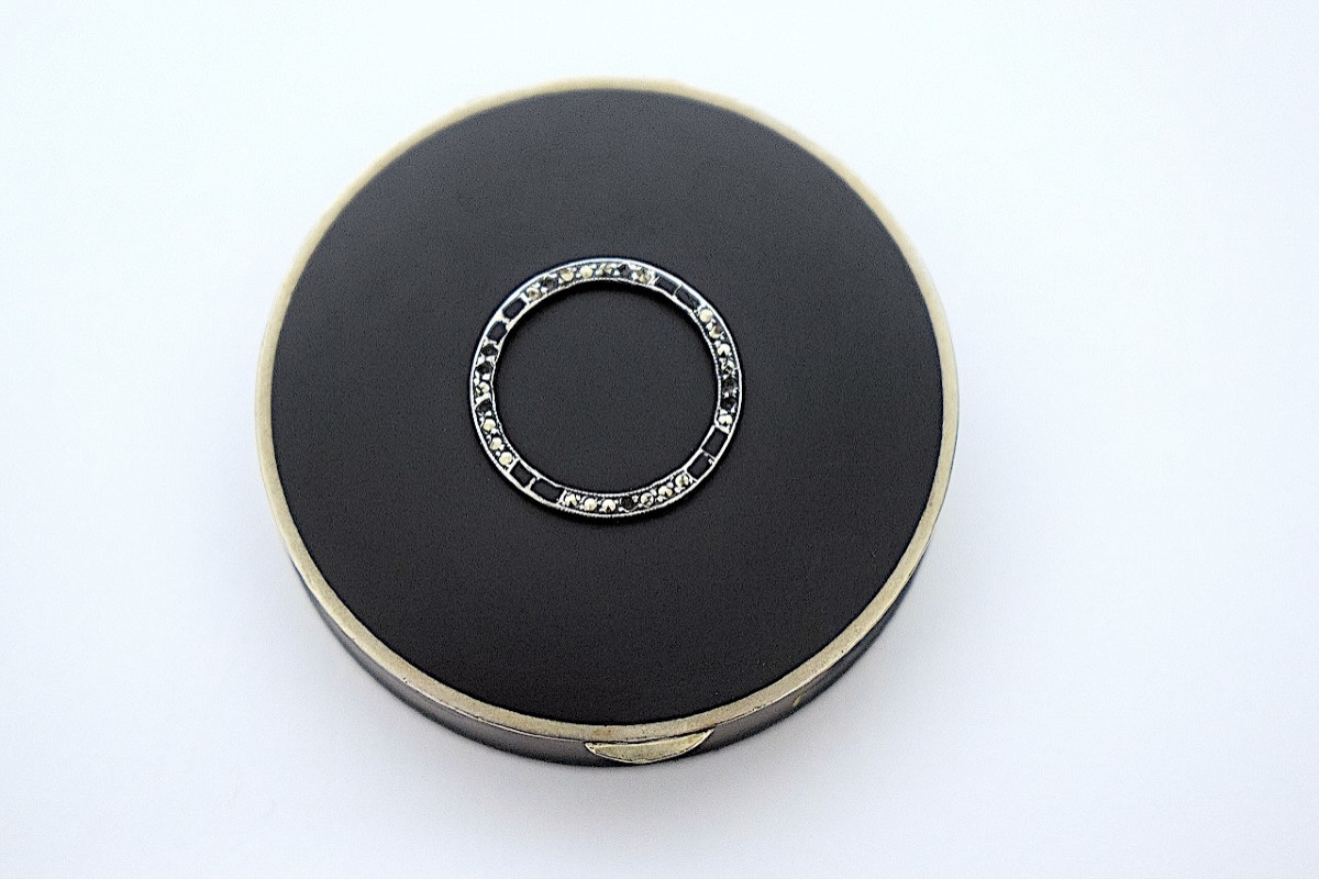 Boite Pilulier art d&eacute;co vers 1920 1930 m&eacute;tal argent&eacute; et dor&eacute; ref1204