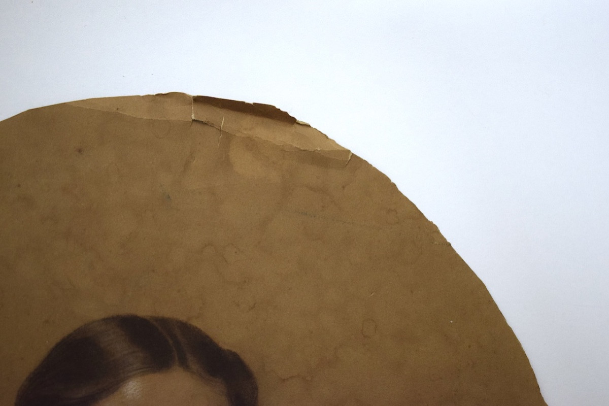 Dessin portrait de jeune femme en buste  pierre noire et pastel Signé à identifier RM05 -photo-4