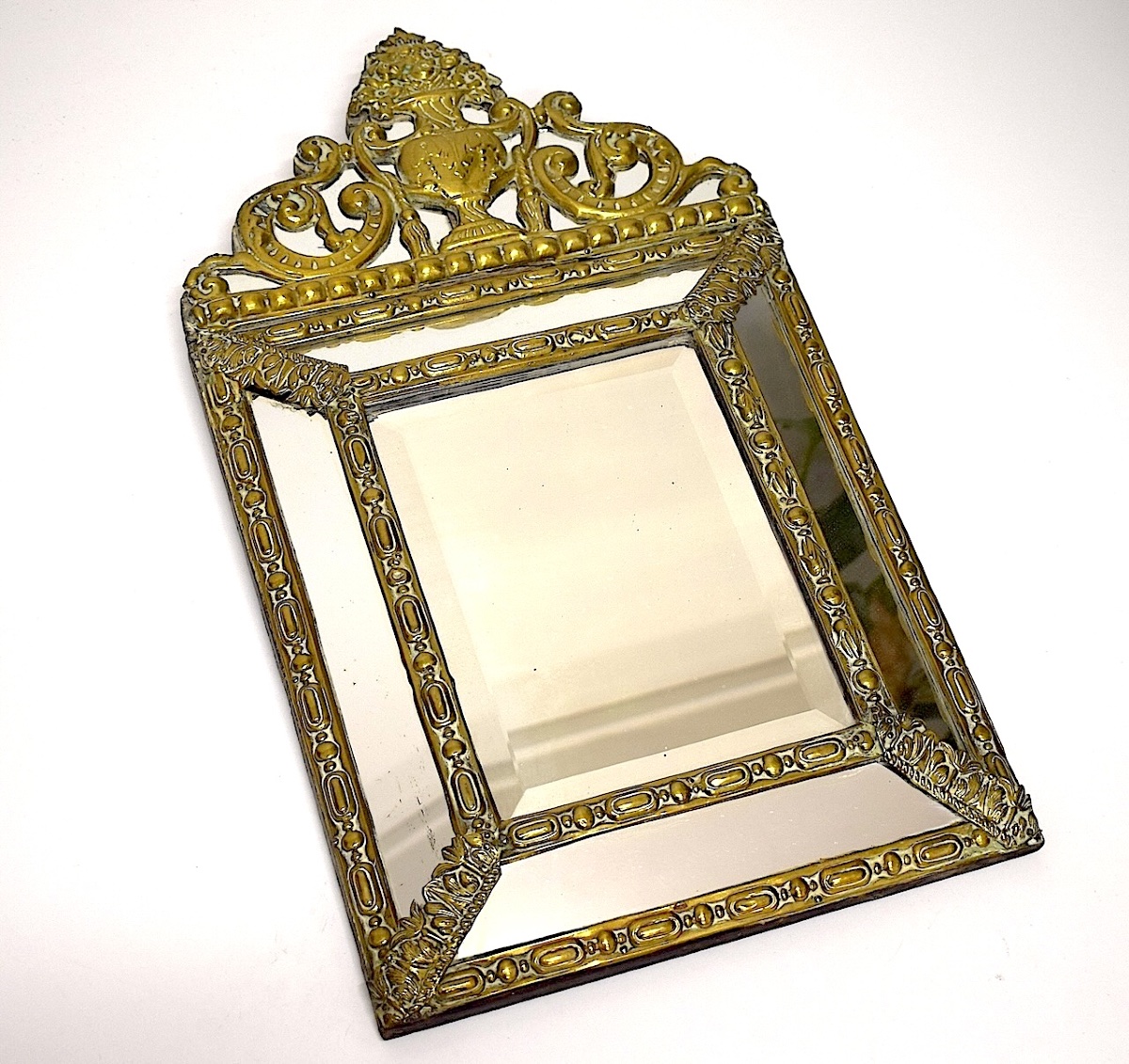 Miroir d' alcove à Parclose en laiton repoussé époque et style Napoleon III Ref1139