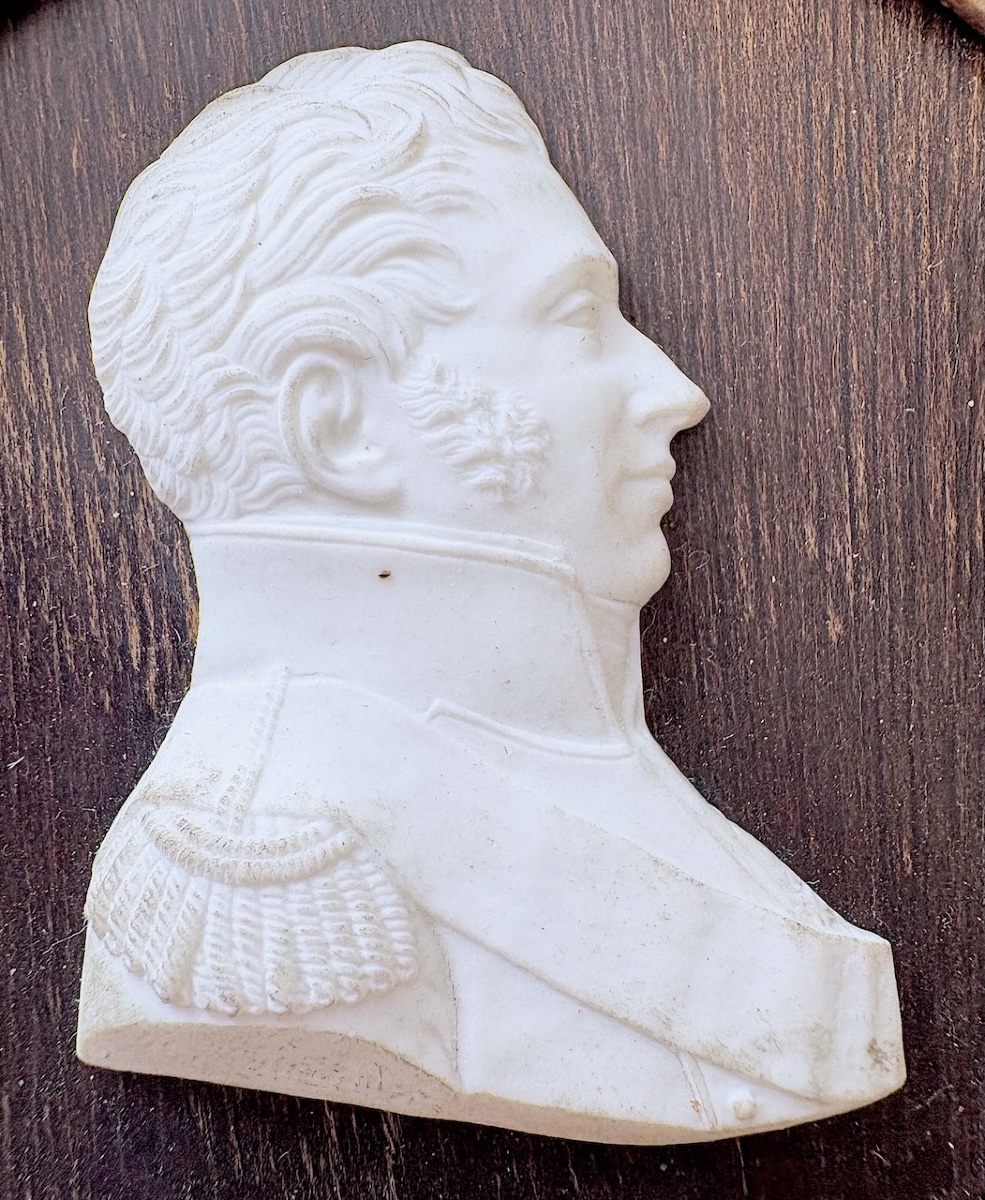 Médaillon miniature en Biscuit Sèvres par Brachard  portrait de profil  Duc de Berry Ref1142-photo-2