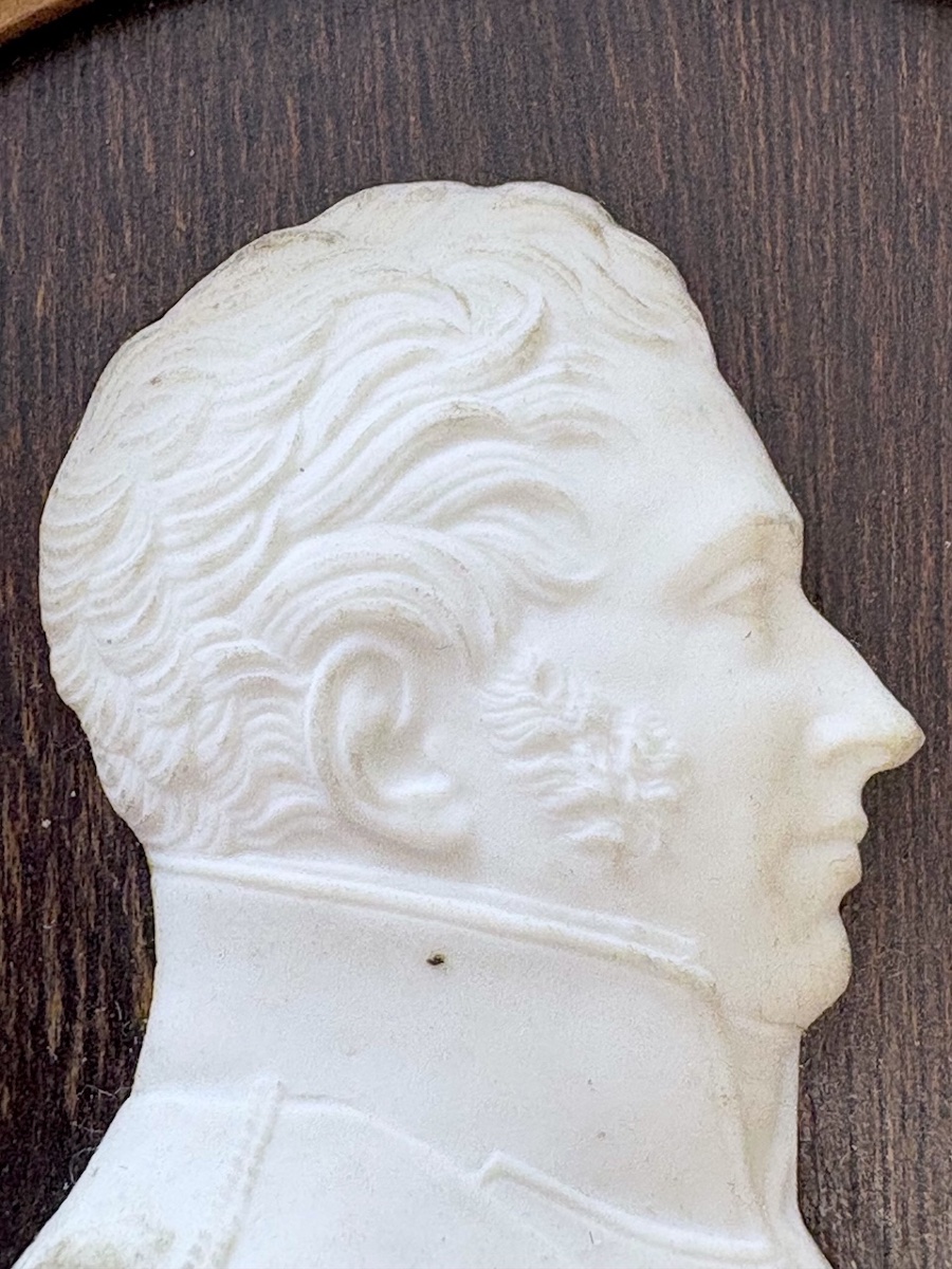 Médaillon miniature en Biscuit Sèvres par Brachard  portrait de profil  Duc de Berry Ref1142-photo-4