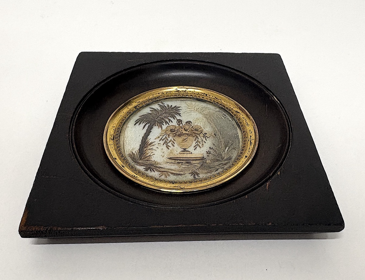Miniature travail de cheveux figurant une urne fleurie sous un palmier Ref1170 -photo-2