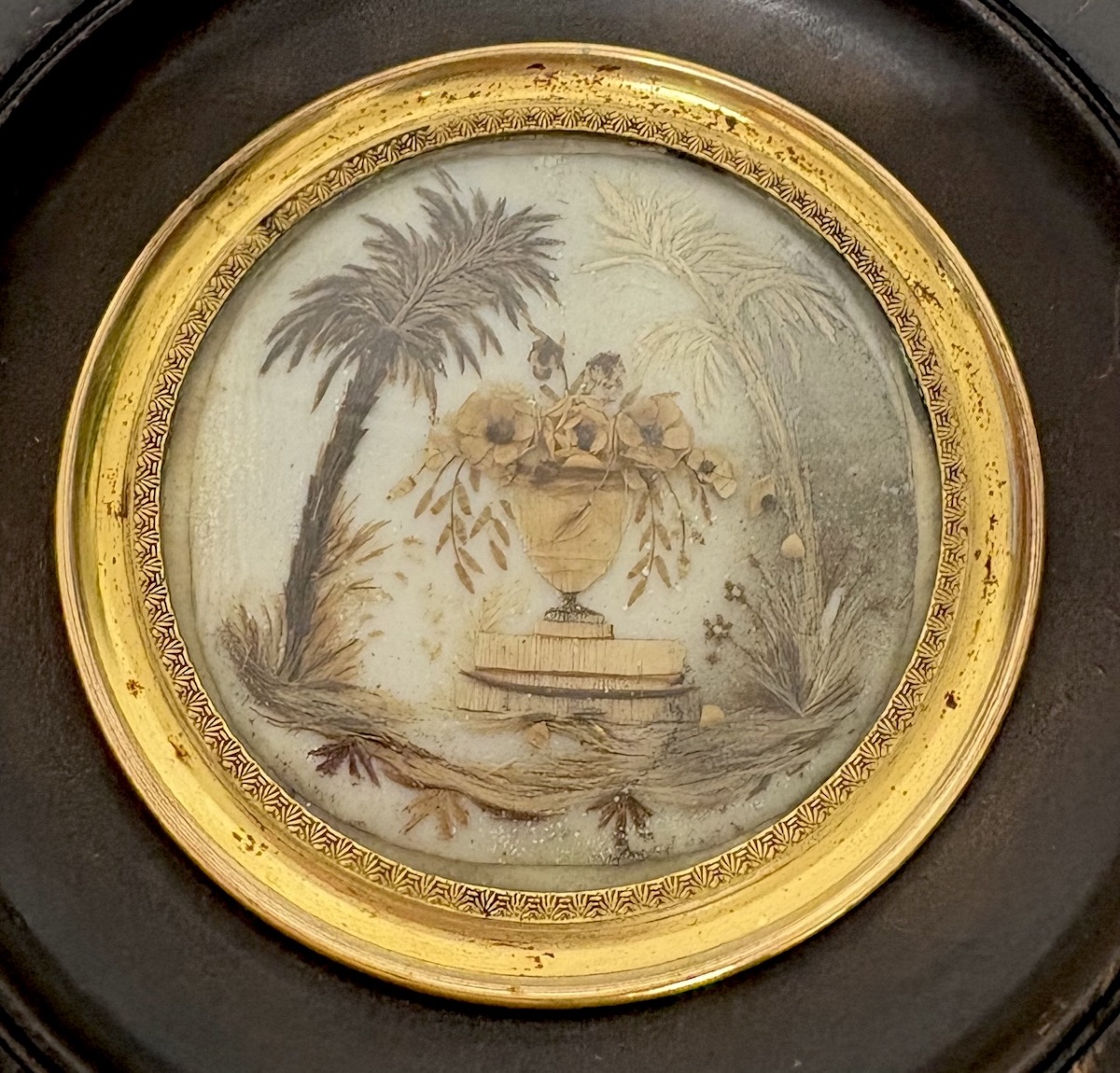 Miniature travail de cheveux figurant une urne fleurie sous un palmier Ref1170 -photo-6