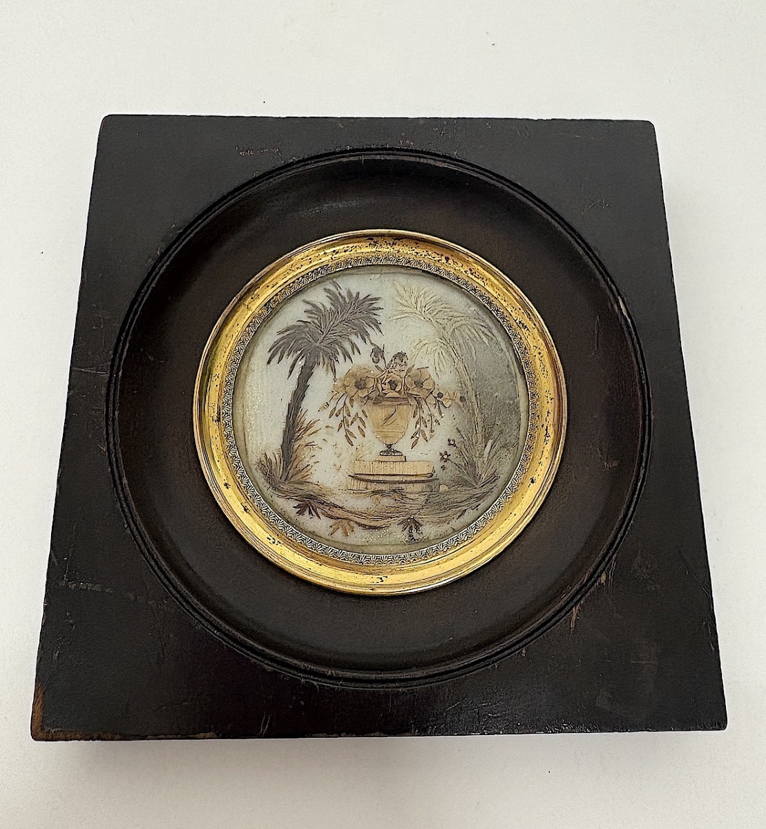 Miniature travail de cheveux figurant une urne fleurie sous un palmier Ref1170 