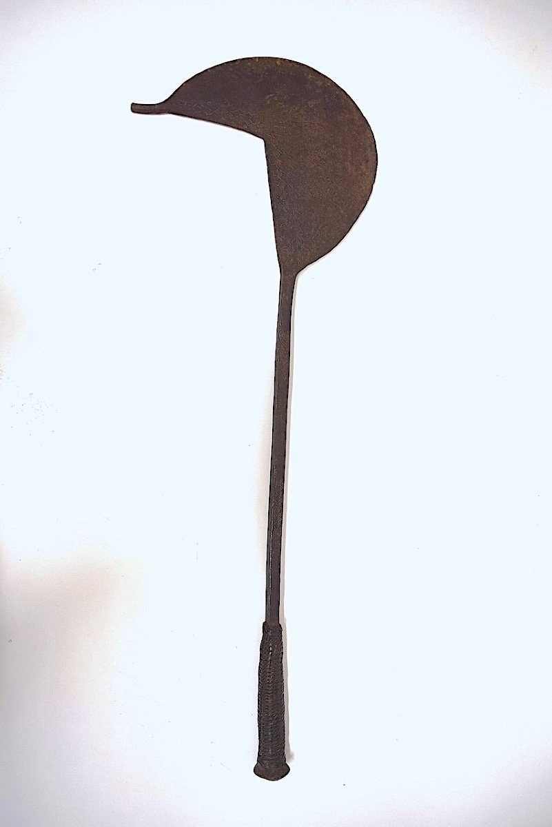 Hache de prestige ancienne  Afrique Fer Forgé  et cuir Ref1173  