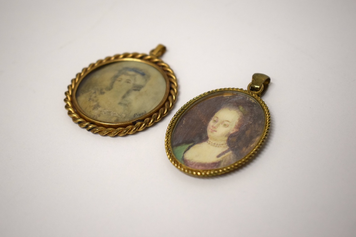Deux Pendentif  Miniatures  peinte  portrait de femme  Cadres Bronzes XVIII &egrave;me Ref1208-photo-1