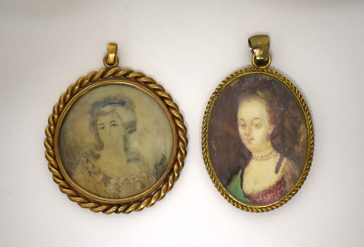 Deux Pendentif  Miniatures  peinte  portrait de femme  Cadres Bronzes XVIII &egrave;me Ref1208