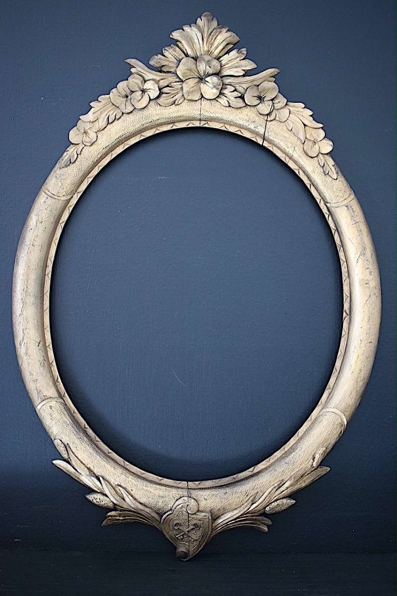 Pair Of 19th-century Medallion Frames With Crossed Keys Motif, 46 X 39 Cm, Frame Ref. C1300-photo-2