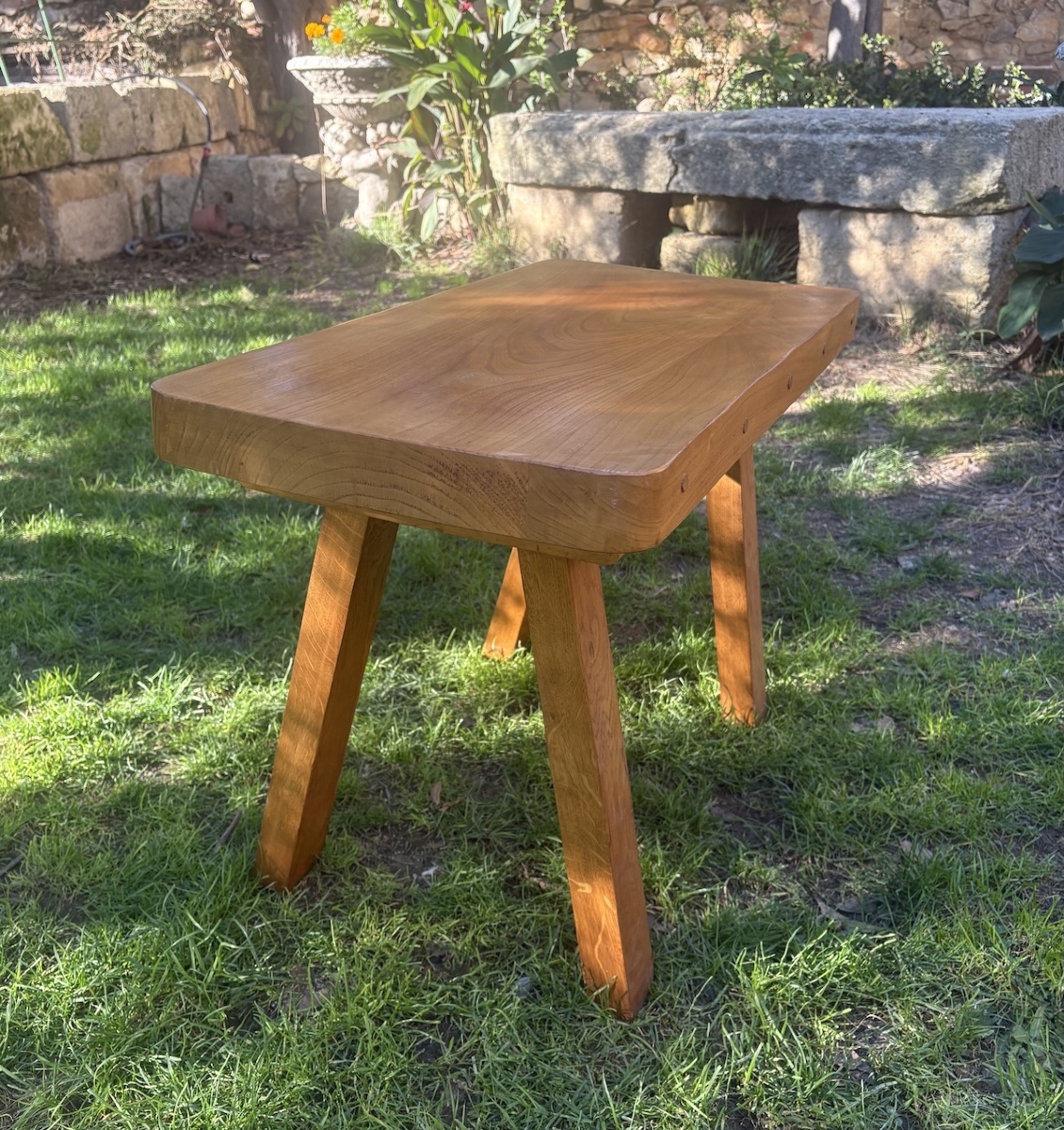 Table basse brutaliste chêne 1950 proche des Artisans de Marolles ref1203