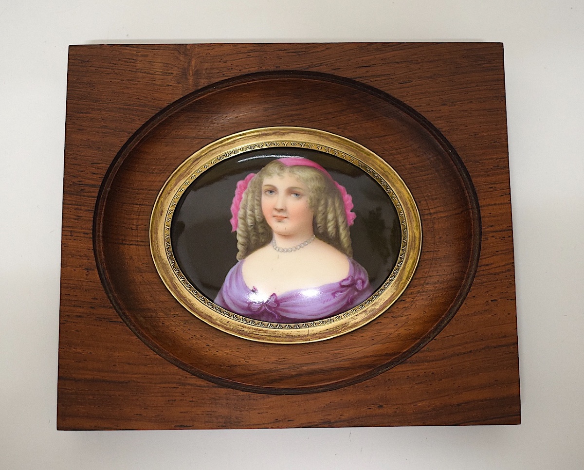 Portrait miniature peint sur porcelaine &agrave; l' &eacute;mail femme courtisane Louis XIV Refm1188 