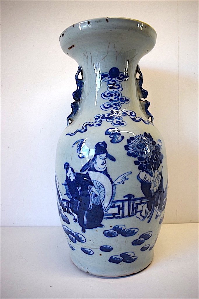 Vase Porcelaine de Chine Céladon Blanc Bleu  XIX ème  Décor de Trois Personnages Asie Chinois  REF169